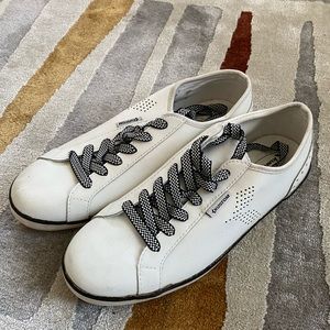 Never Been worn sneakers without tags